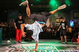 Un B-boy realizando un freeze en el MTV Street Festival de Tailandia